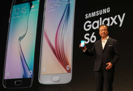 갤럭시 S6 소개하는 신종균 대표  1일(현지시간) 스페인 바르셀로나 컨벤션센터(CCIB)에서 열린 '삼성 갤럭시 언팩 2015'에서 신종균 삼성전자 IM부문 대표가 '갤럭시S6'와 '갤럭시 S6 엣지'를 공개하고 있다.